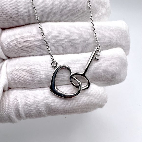 Jewelry - Sale $28! Sterling Silver Floating Heart & Key Necklace